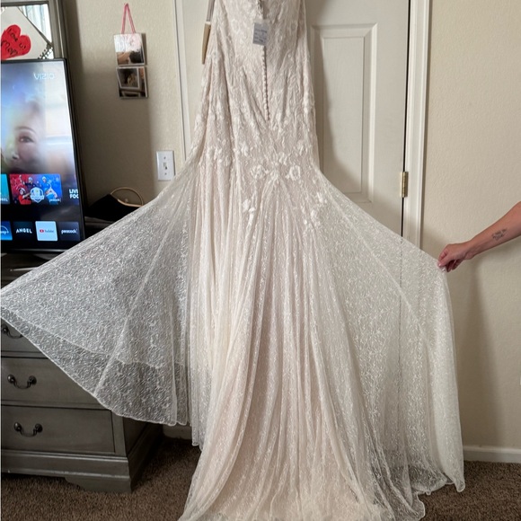 Elegant Lace Sleeveless wedding dress - Picture 6 of 15